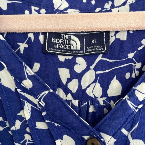 North Face top in blue and white pattern - Picture 2 of 9